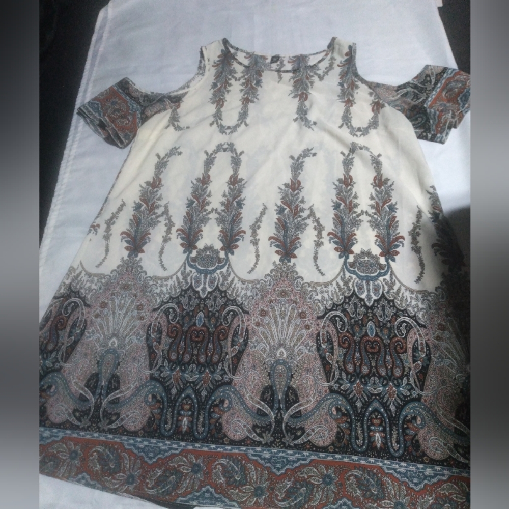 ♥️3/$15 PTP 24.5" Cream Cold-Shoulder Paisley Print Dress